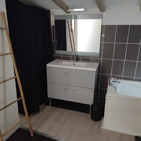 Holiday home Jolie Maison De Ville Avec Terrasse Ombragee Niort