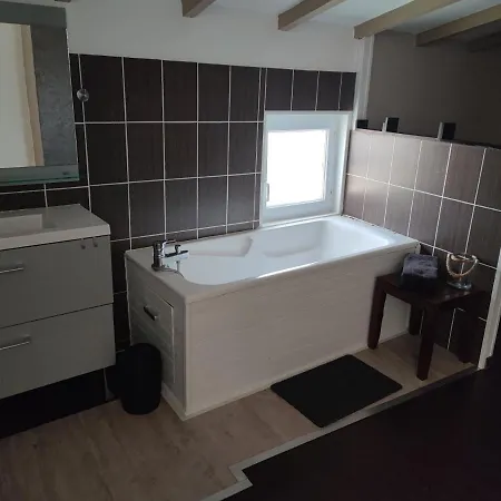 Hébergement de vacances Jolie Maison De Ville Avec Terrasse Ombragée