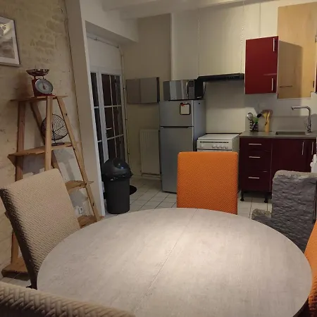 Hébergement de vacances Jolie Maison De Ville Avec Terrasse Ombragée Niort